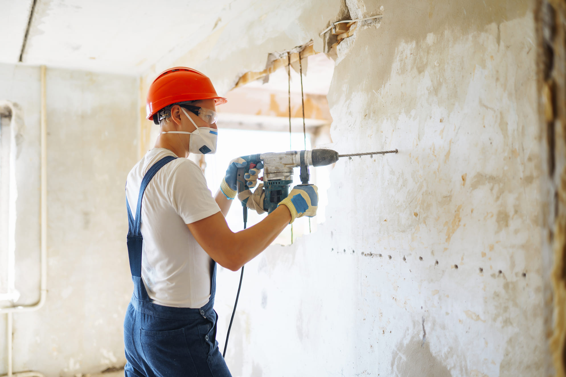 Artisan travaillant dans une maison