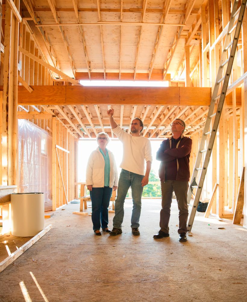 Particuliers et artisans à l'intérieur d'une maison en construction