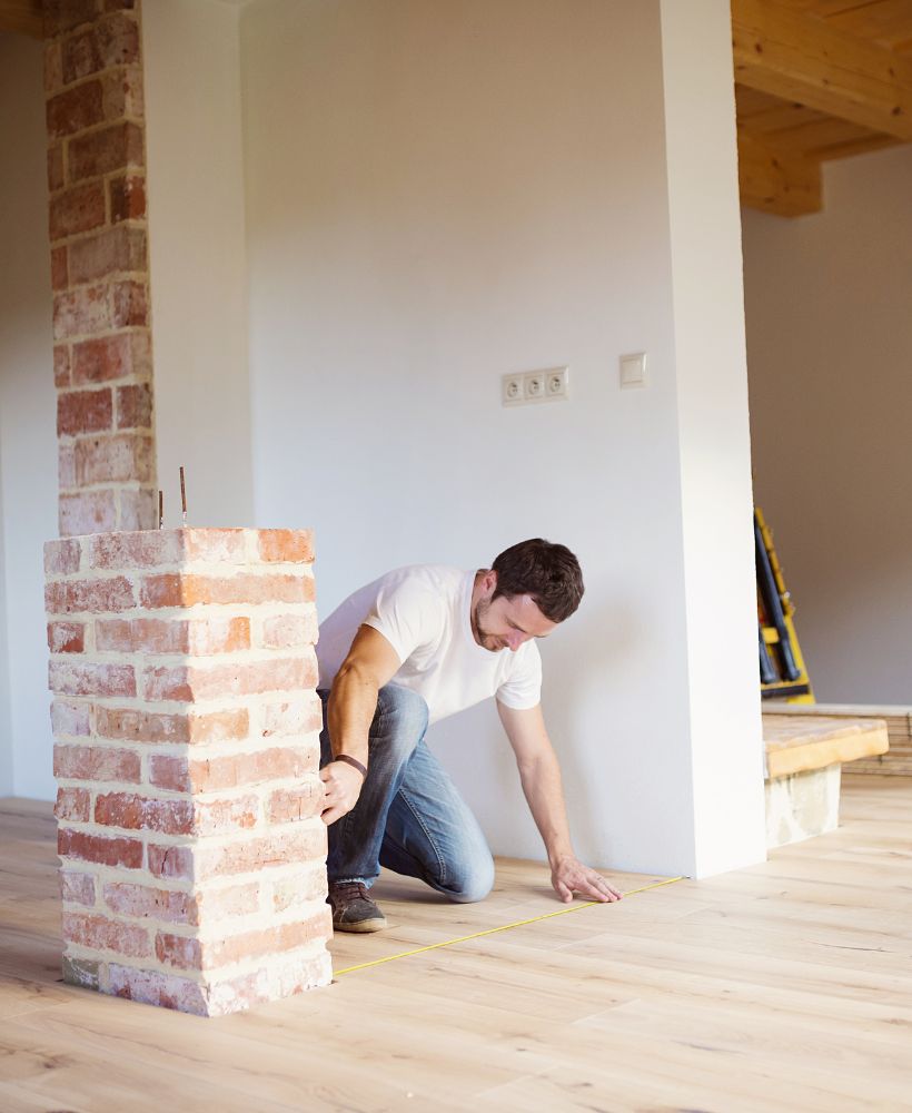 Homme prenant des mesures dans une maison